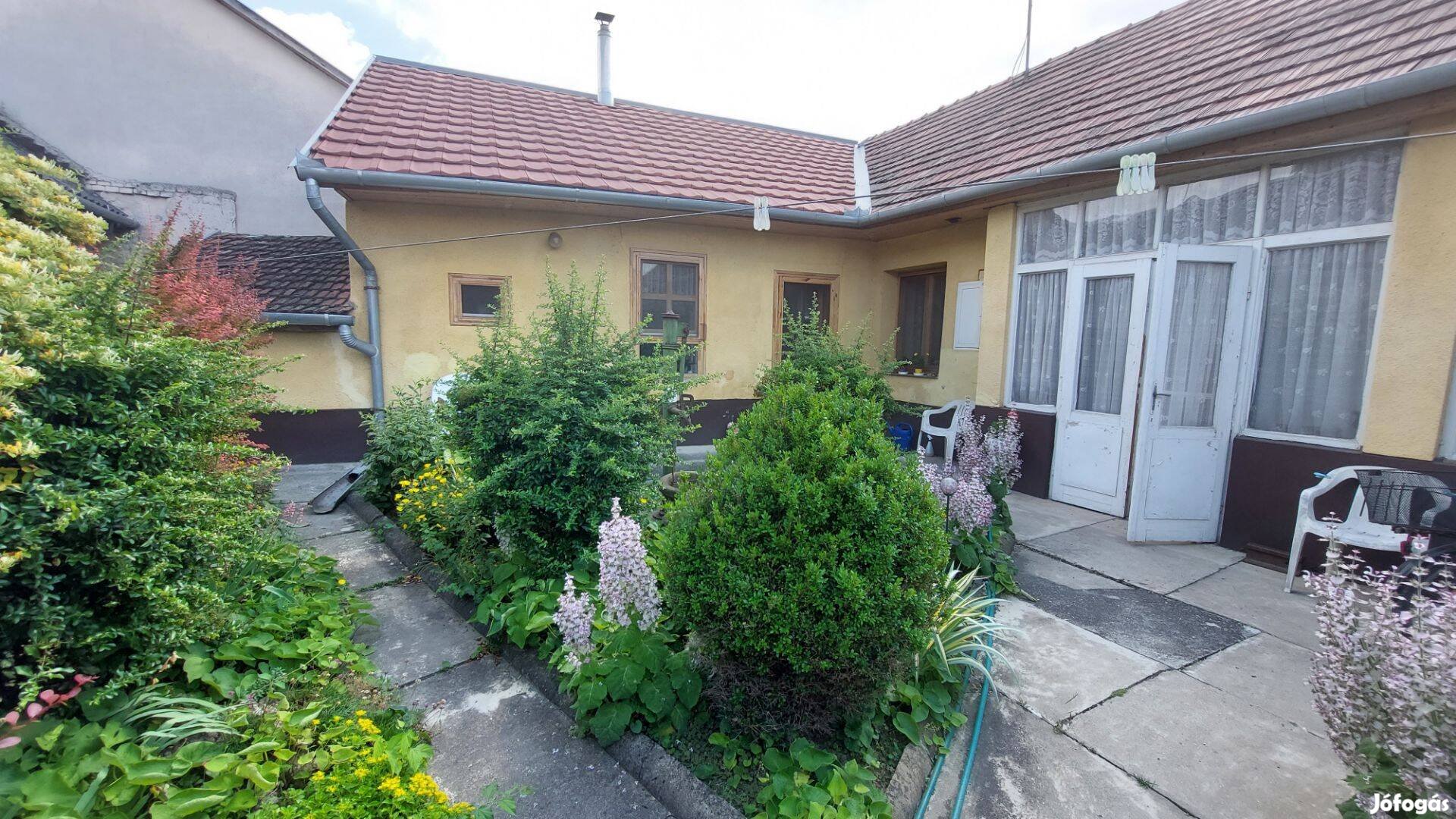 Eladó kertesház