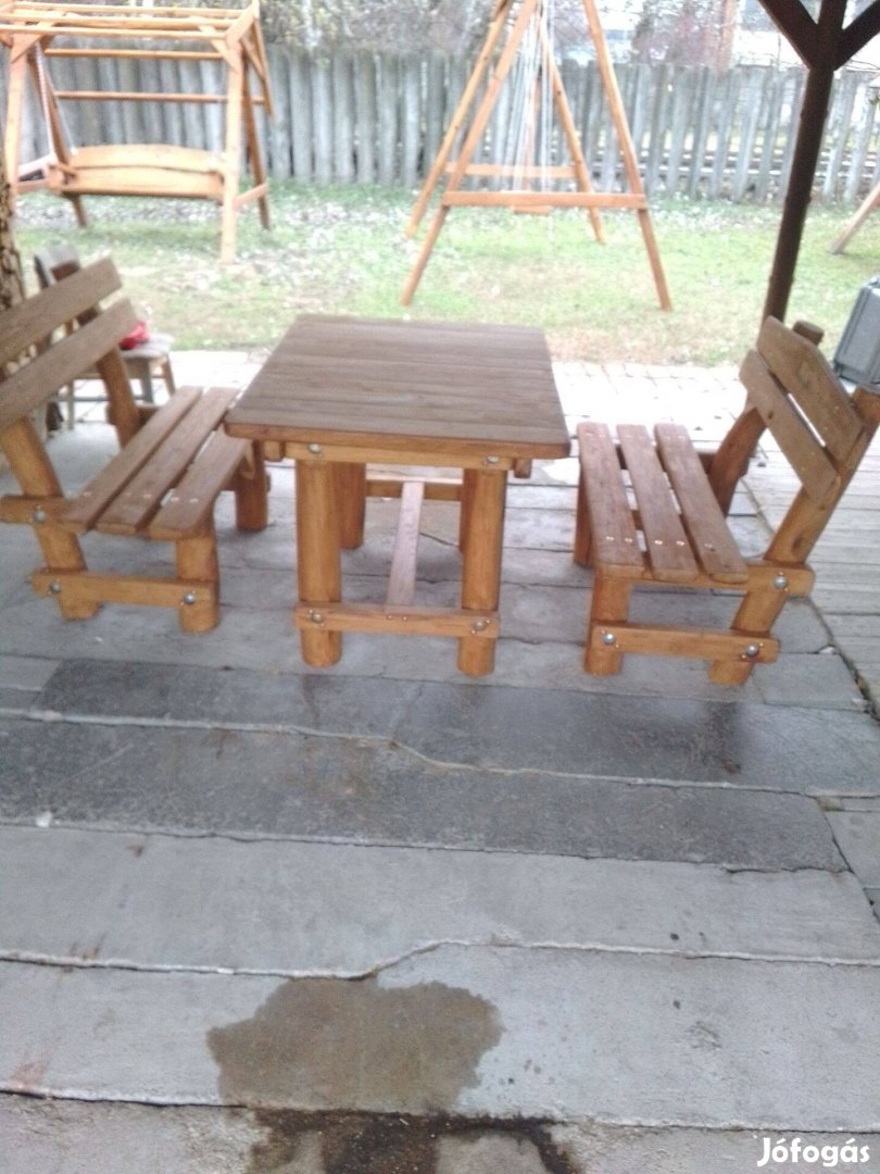 Eladó kerti asztal 2 paddal