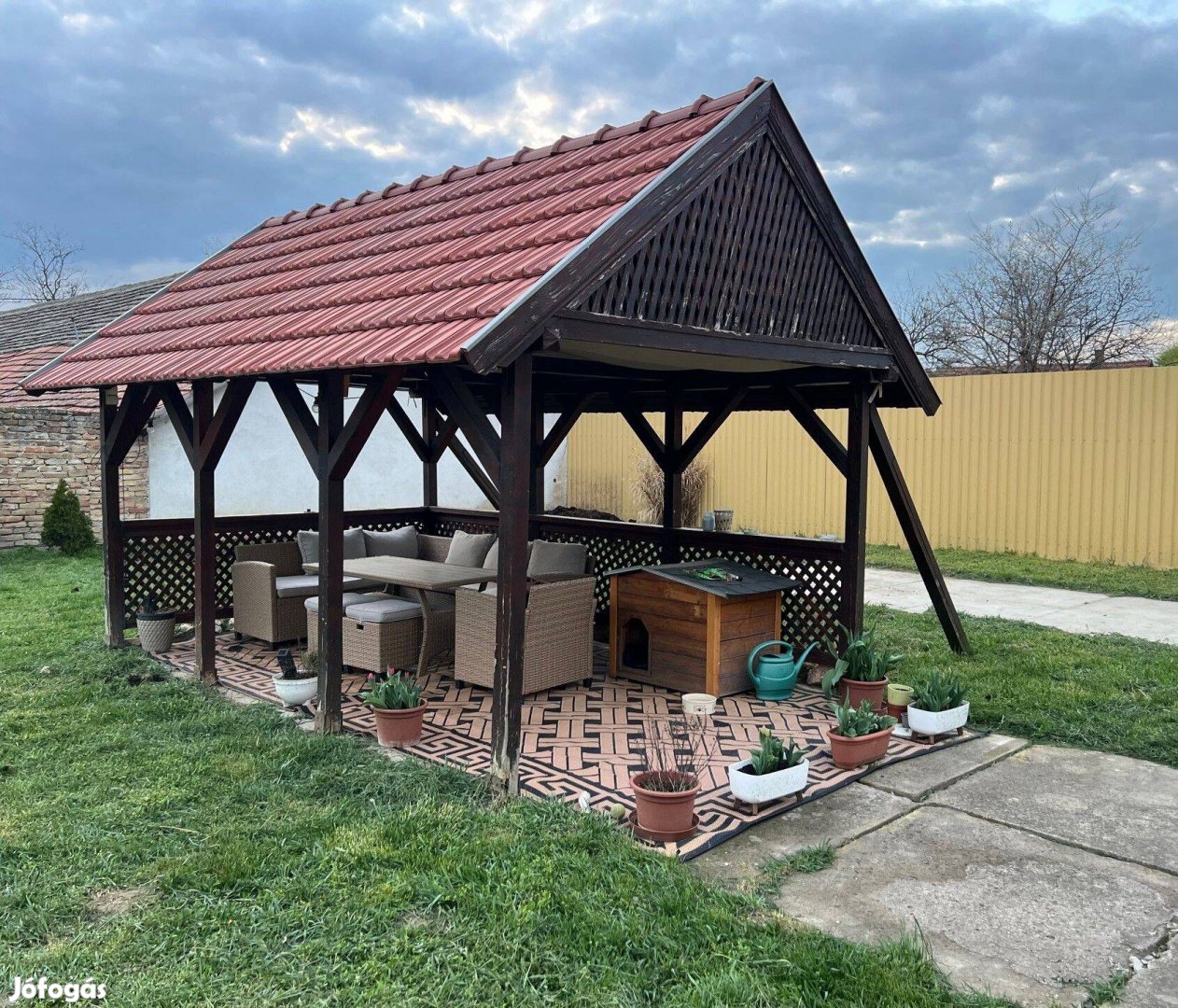 Eladó kerti kiülő