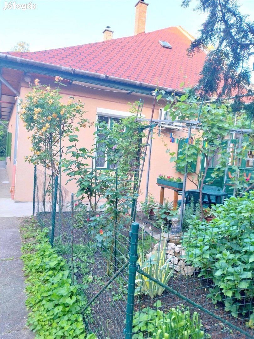 Eladó kertkapcsolatos kisház