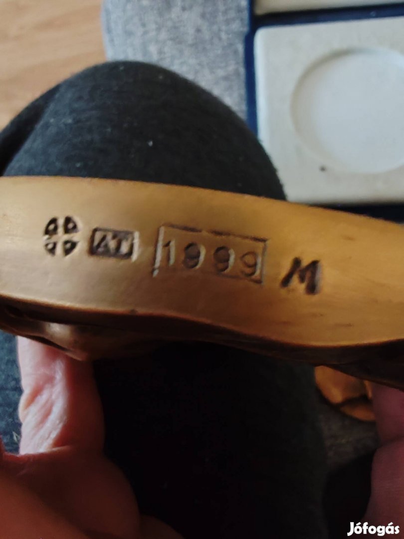 Eladó két darab emlékplakett.