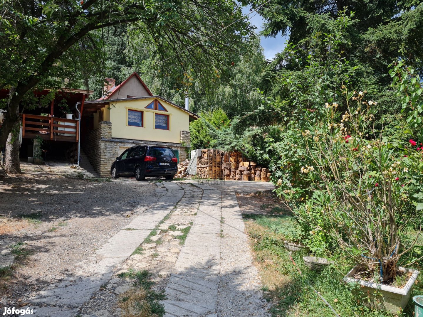 Eladó két szintes ház nagy telekkel Szentendrén