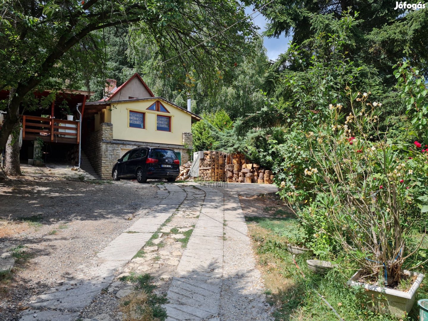 Eladó két szintes ház nagy telekkel Szentendrén