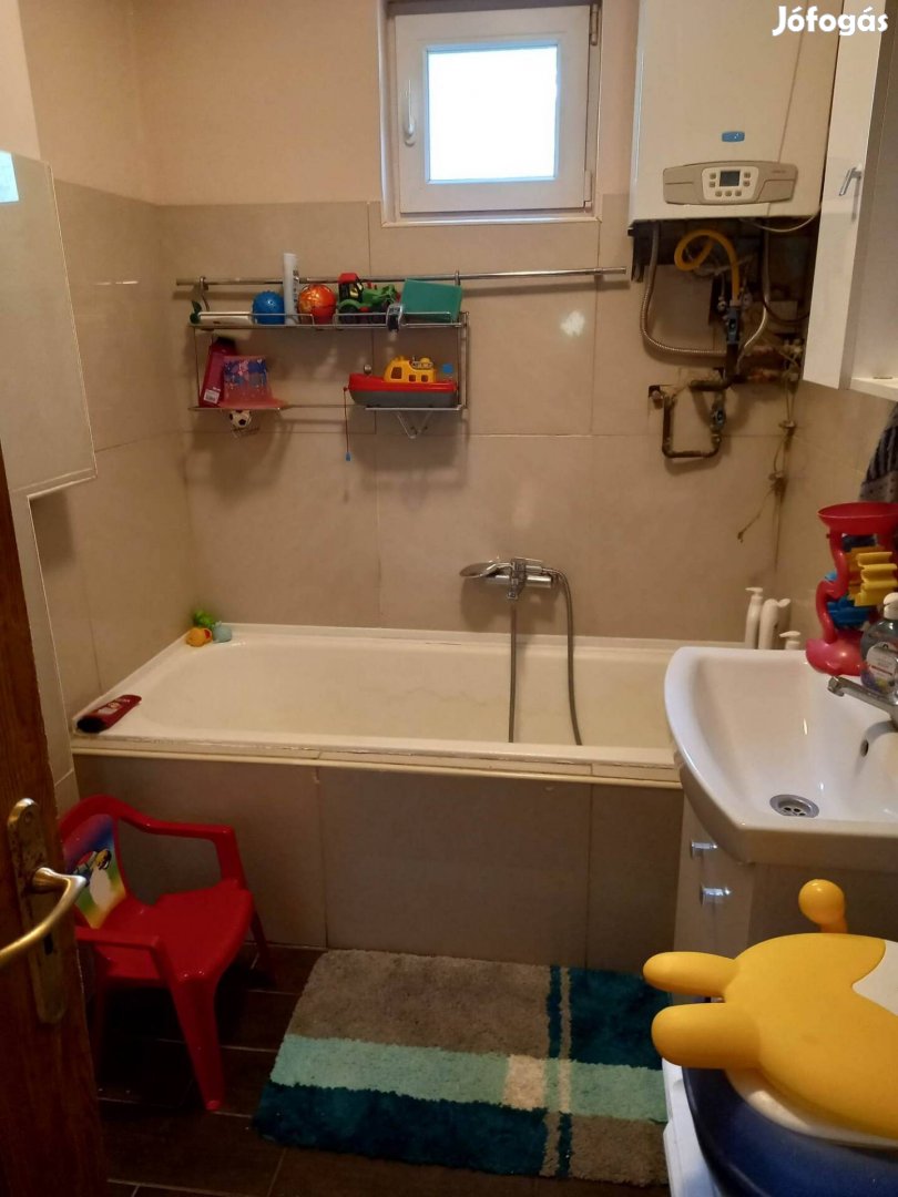 Eladó kétgenerációs családi ház