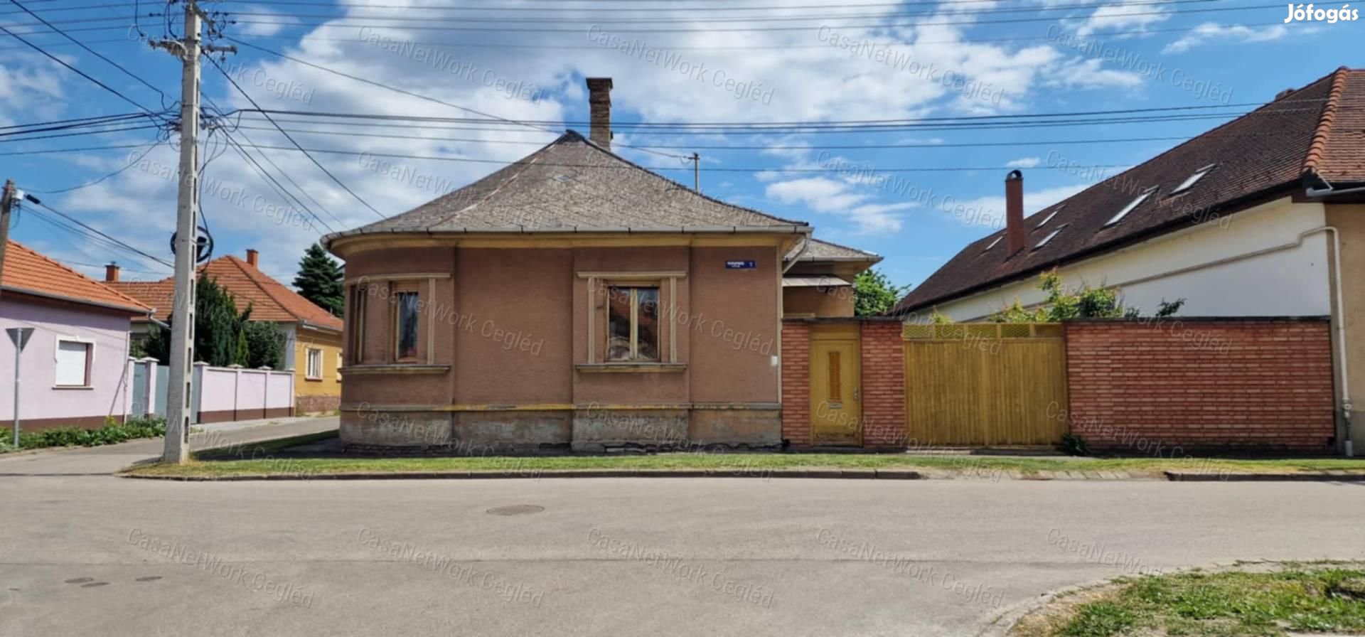 Eladó kétgenerációs családi ház Cegléd belvárosában saroktelken!