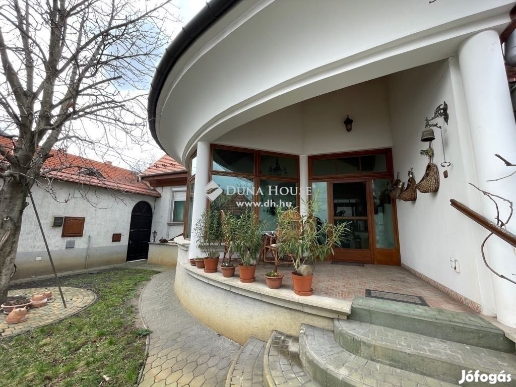 Eladó kétrendbeli családi ház, Kecskemét belvárosában