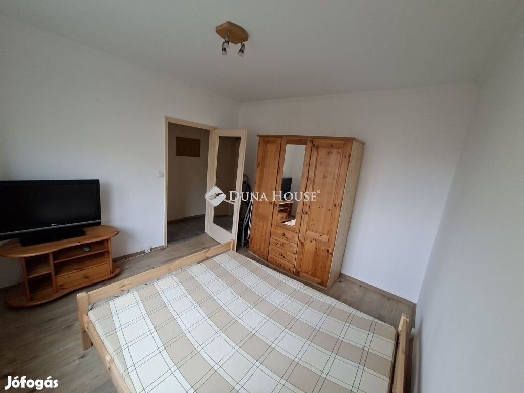 Eladó kétszobás erkélyes lakás a Csillag tér mellett