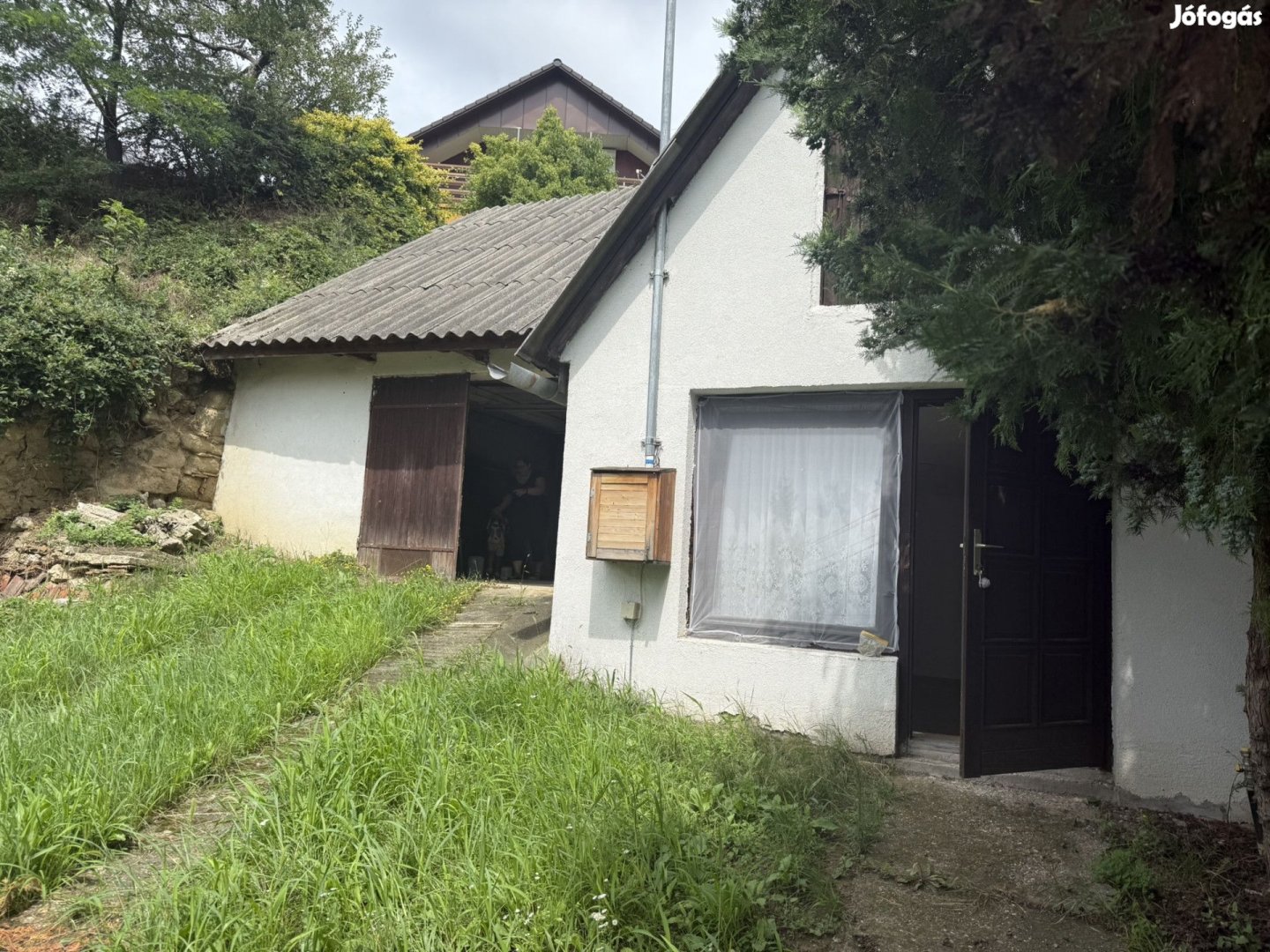 Eladó kis ház Csolnokon, csendes utcában csak készpénzes