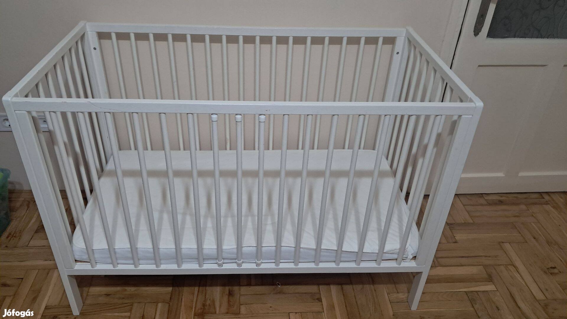 Eladó kiságy kitűnő állapotban (matraccal, védőkkel)