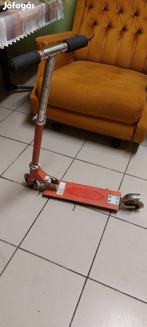 Eladó kisméretű scooter roller.