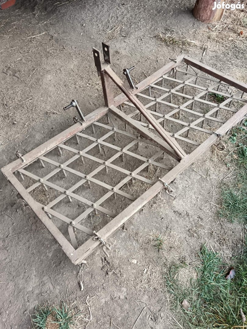 Eladó kistraktorhoz készített fogas. 