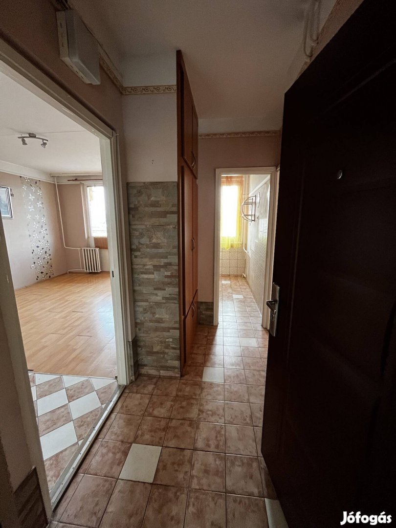 Eladó kőerkélyes lakás