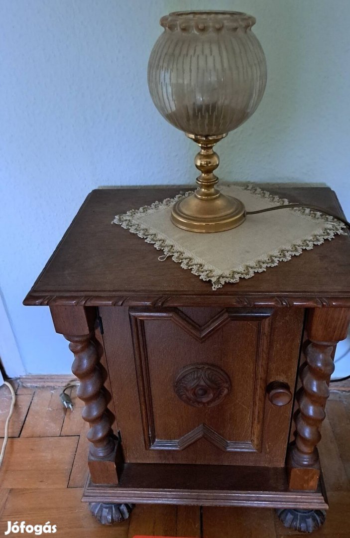 Eladó koloniál éjjeli szekrény