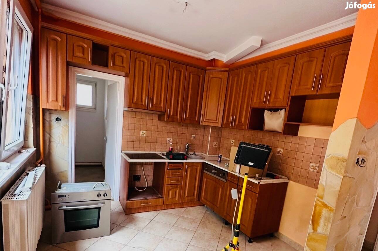Eladó konyhabútor gépekkel komplett szett
