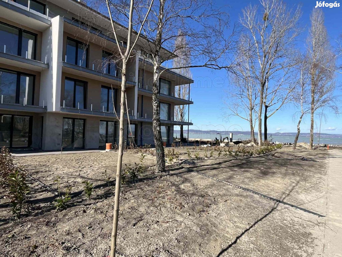 Eladó közvetlen vízparti prémium lakások Balatonszemesen!