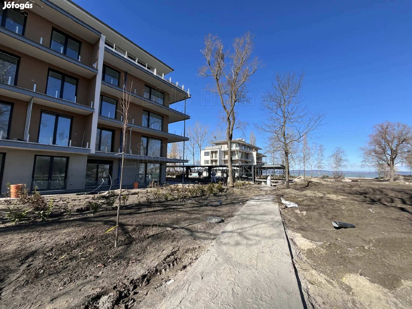 Eladó közvetlen vízparti prémium lakások Balatonszemesen!