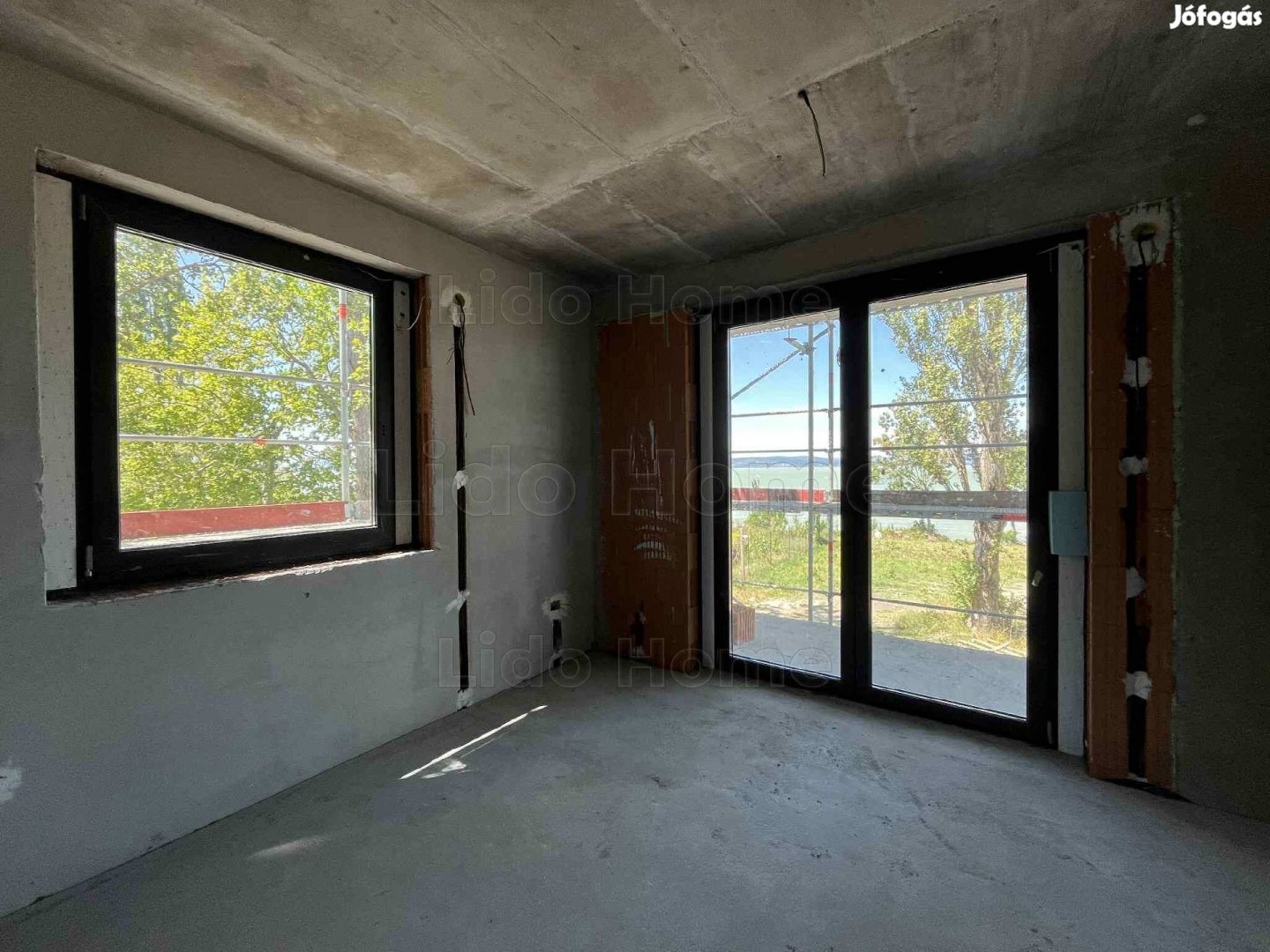 Eladó közvetlen vízparti prémium lakások Balatonszemesen!