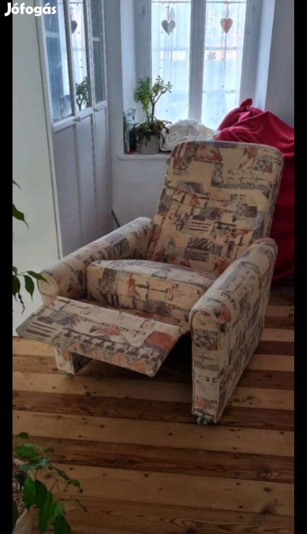 Eladó lábtartós fotel 