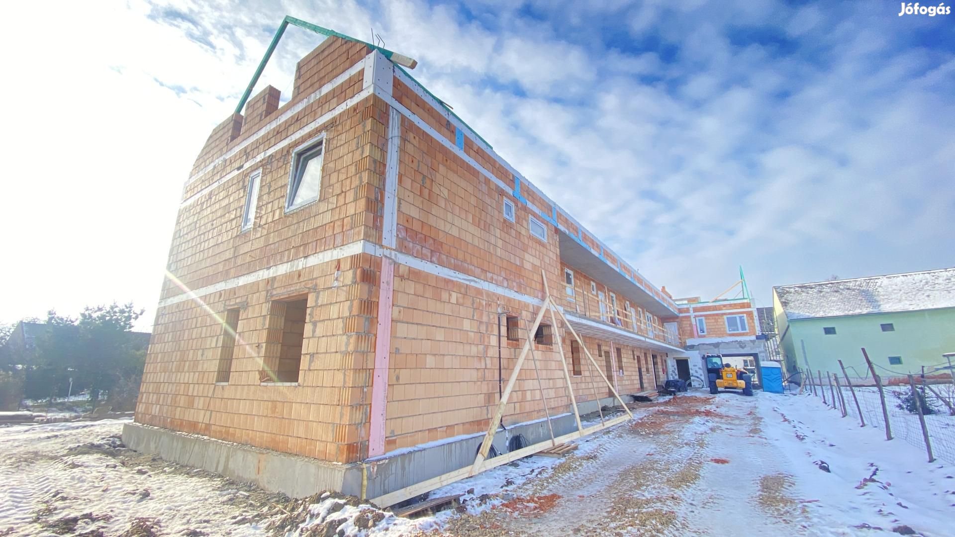 Eladó lakás, Csorna