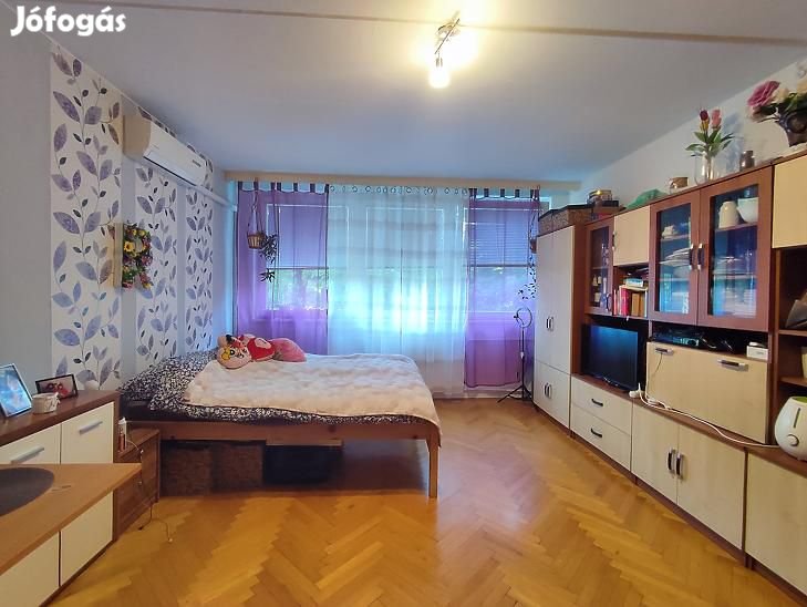 Eladó lakás - Budapest XV. kerület, Mézeskalács tér