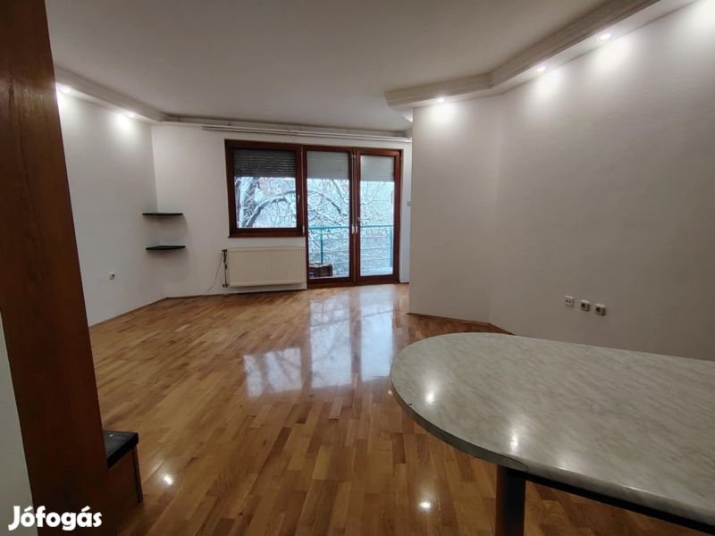 Eladó lakás az Angster József utcában.