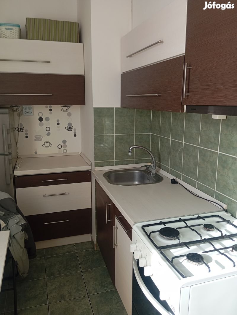 Eladó lakás egytemhez közel az Uránvárosban.