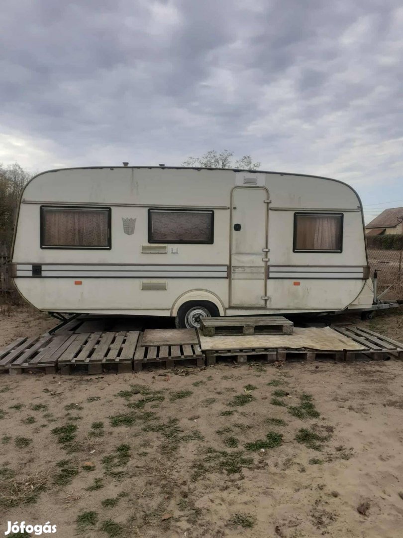 Eladó lakókocsi telepitésre 