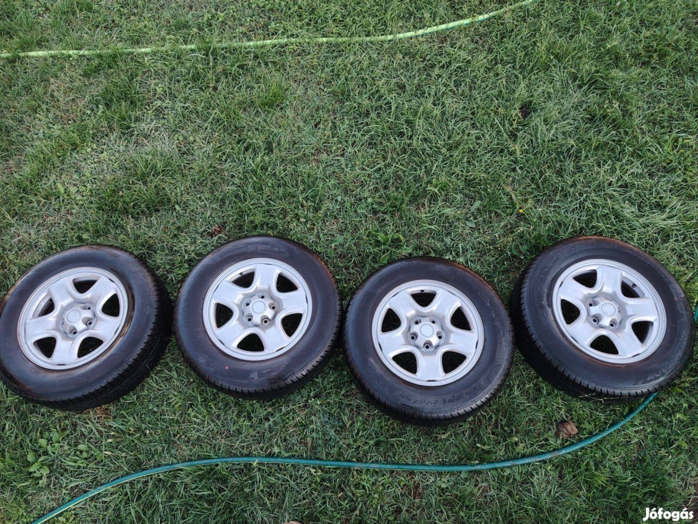 Eladó lett 4db 21570R16 téli gumi acélfelnivel!