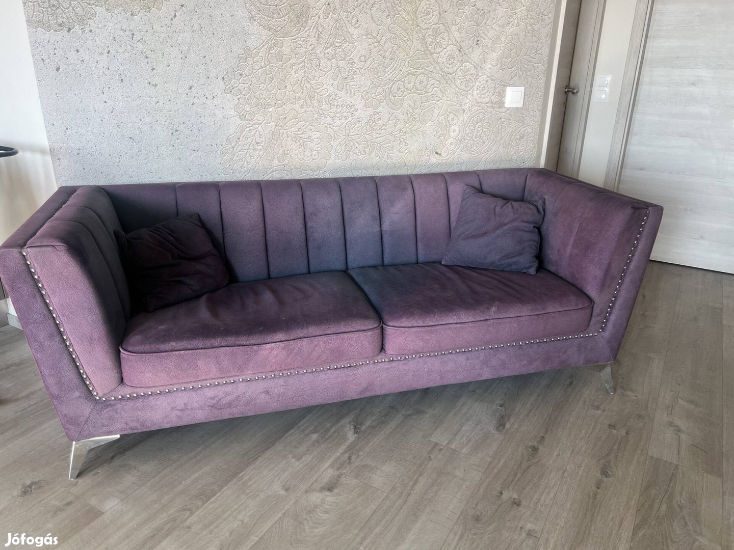 Eladó lila kanapé