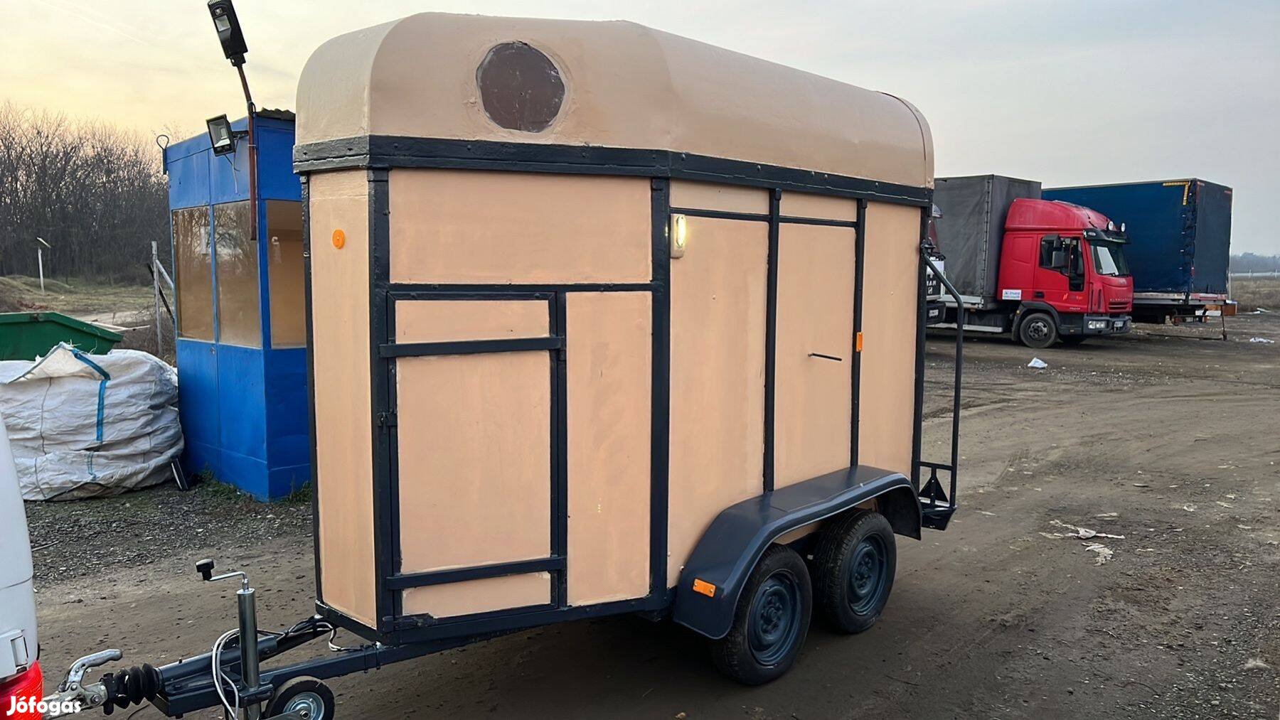Eladó lószállító