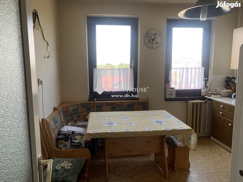 Eladó magas emeleti 3 szoba+ hallos  lakás, Budapest 4. ker.