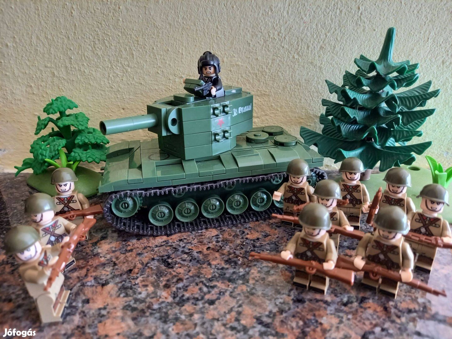 Eladó második világháborús játék orosz Kv tank, 10 db gyalogsággal!