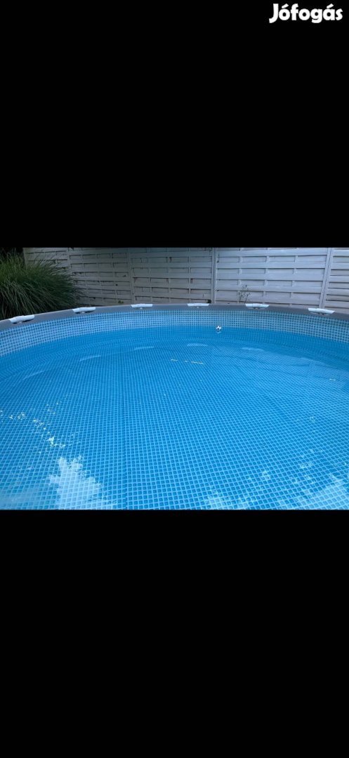 Eladó medence