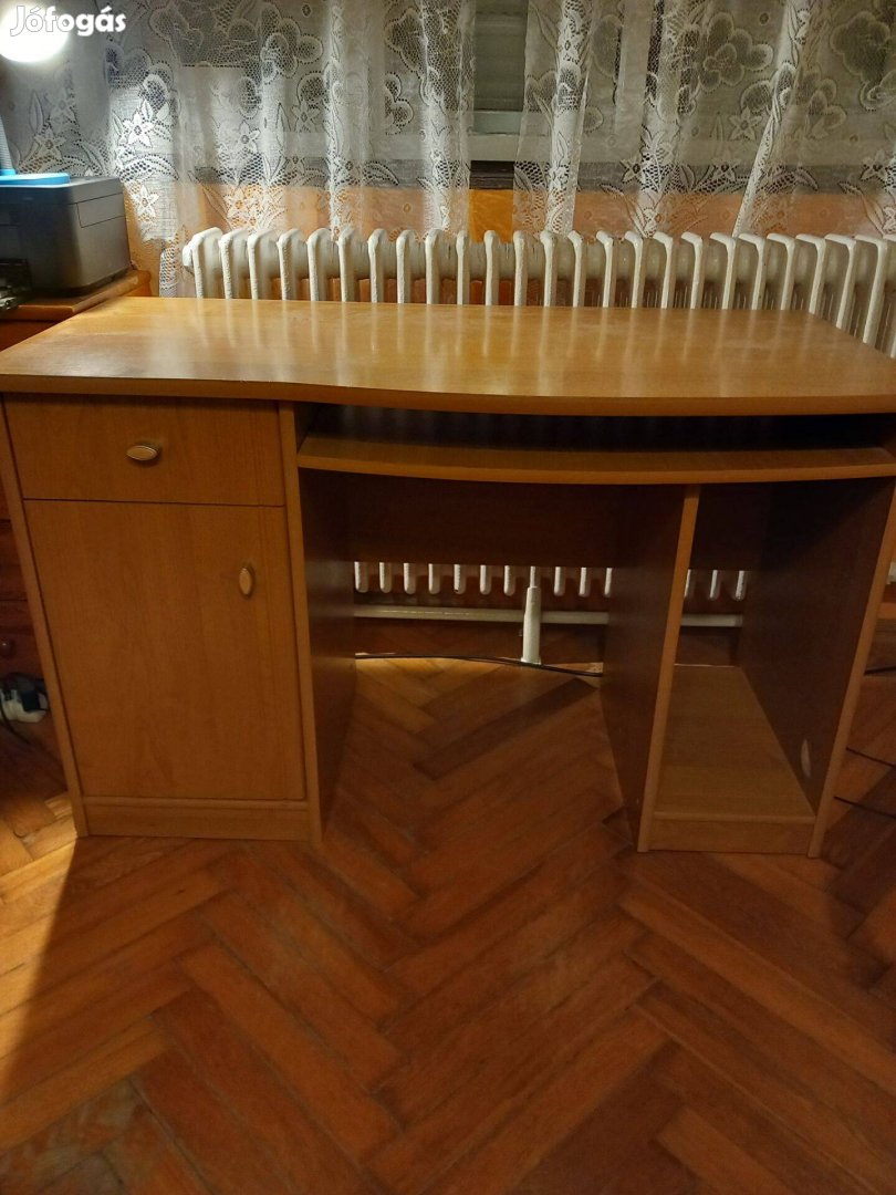 Eladó megkímélt fenyő íróasztal