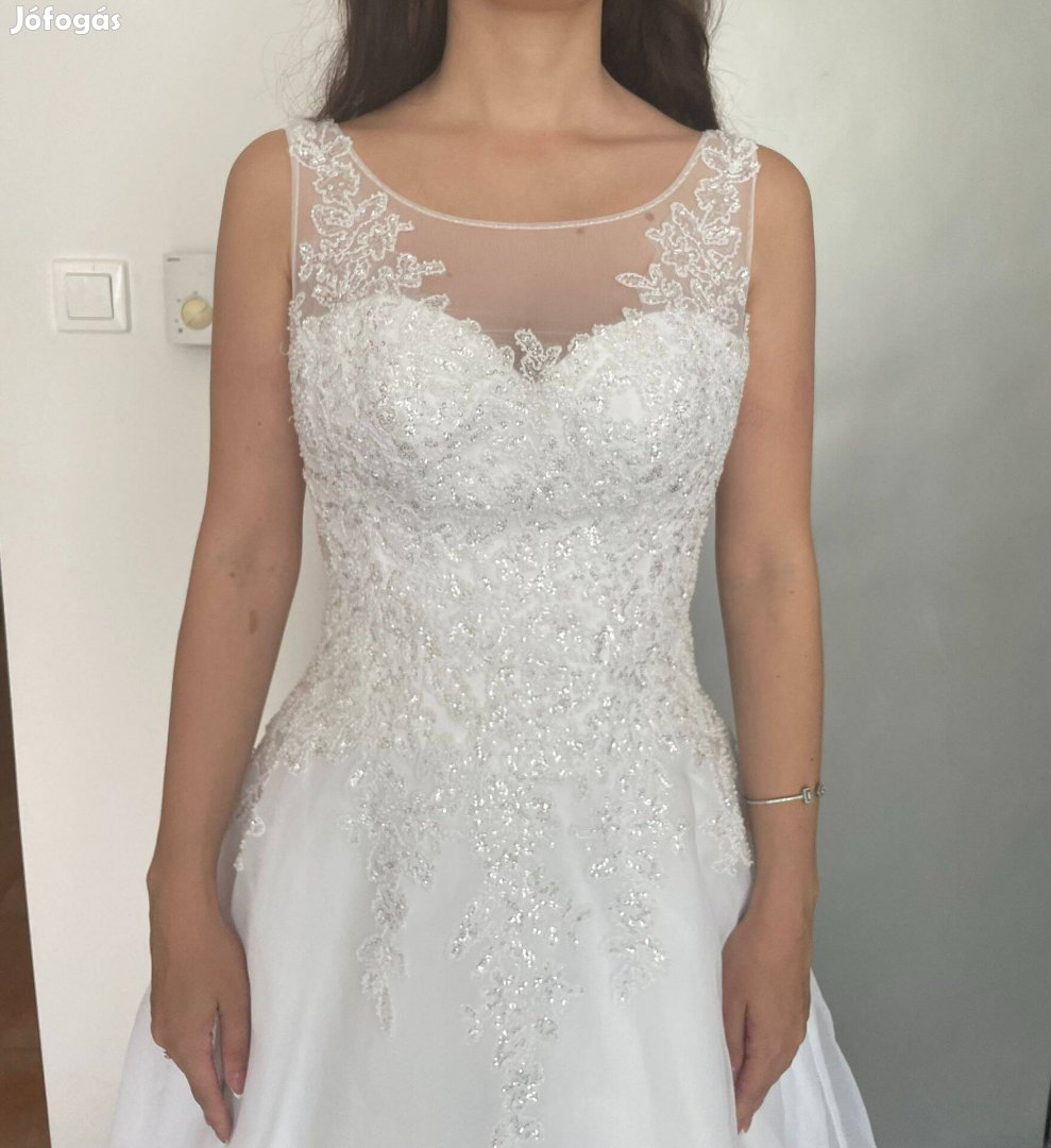 Eladó menyasszonyi ruha XS-M méret fűzős, gyöngyökkel díszített