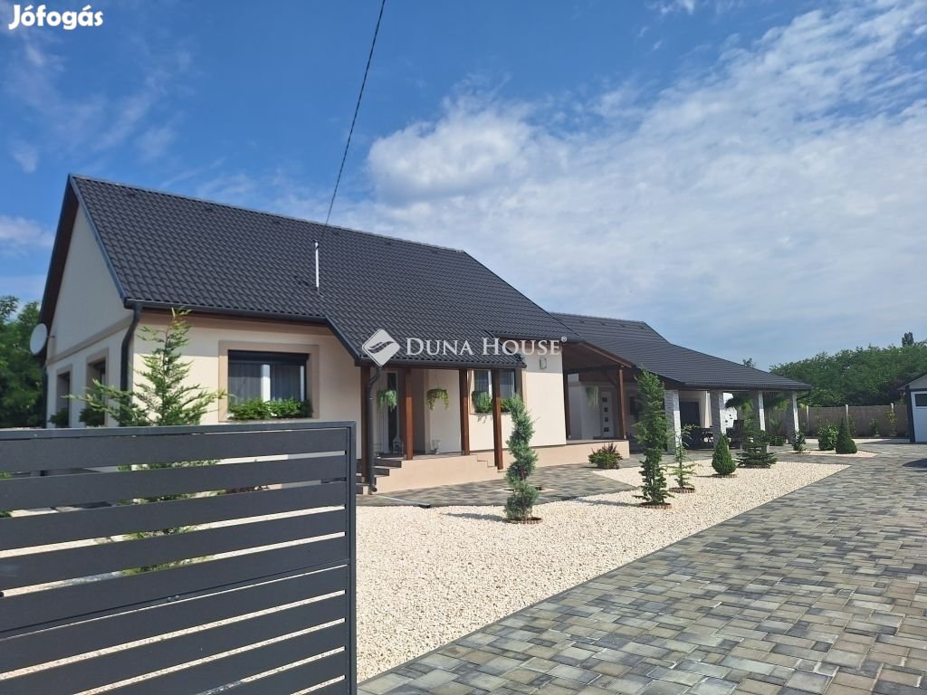 Eladó modern falusi otthon Kerekegyháza-Kunpusztán