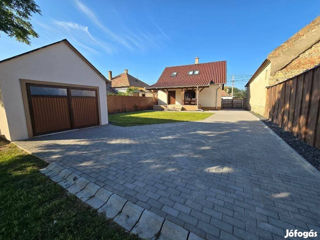 Eladó modern felújított családiház Bében