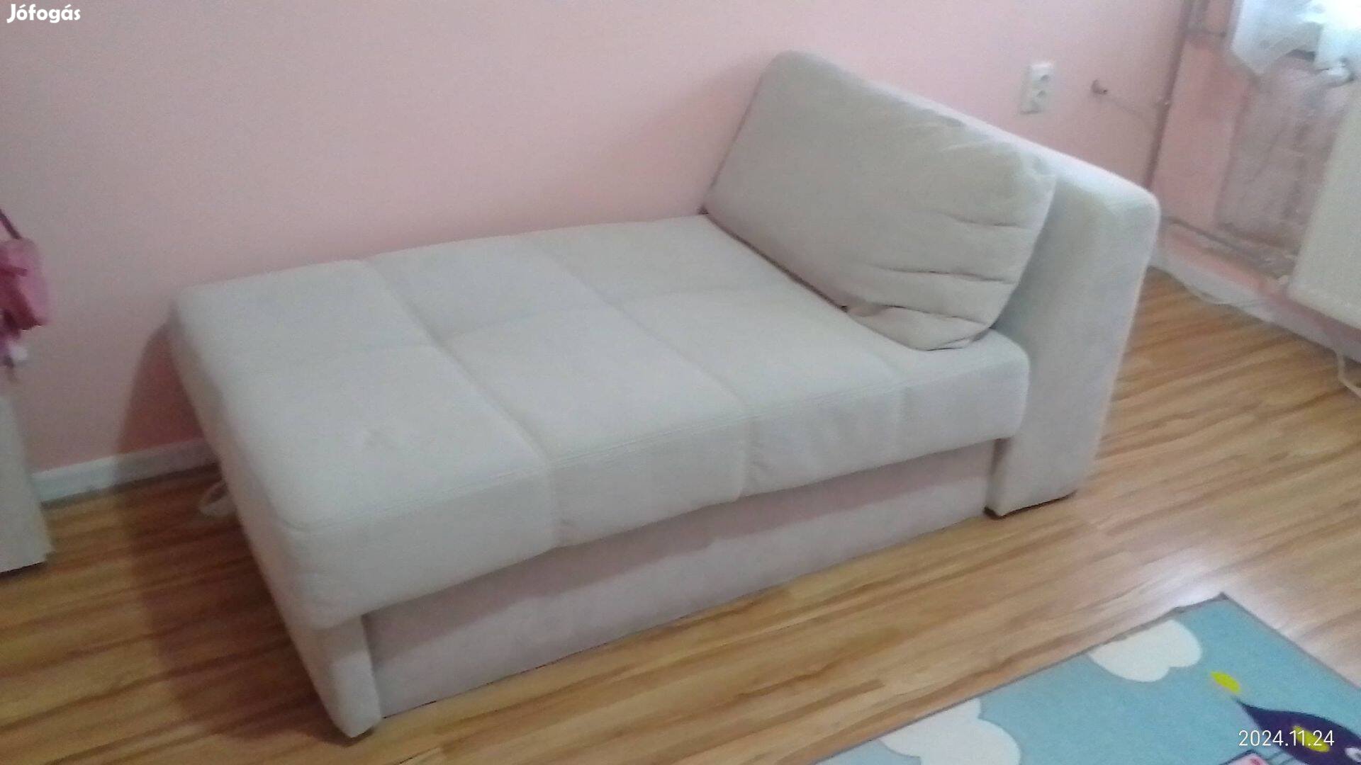 Eladó modern stílusú (IKEA) egyszemélyes széthúzható kanapéágy