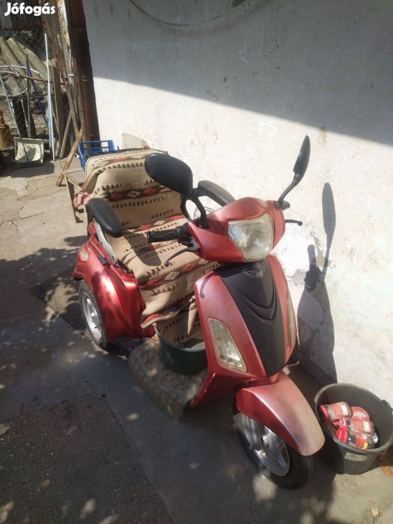 Eladó moped aksi cserélni kell Érd:06 30 836 6060