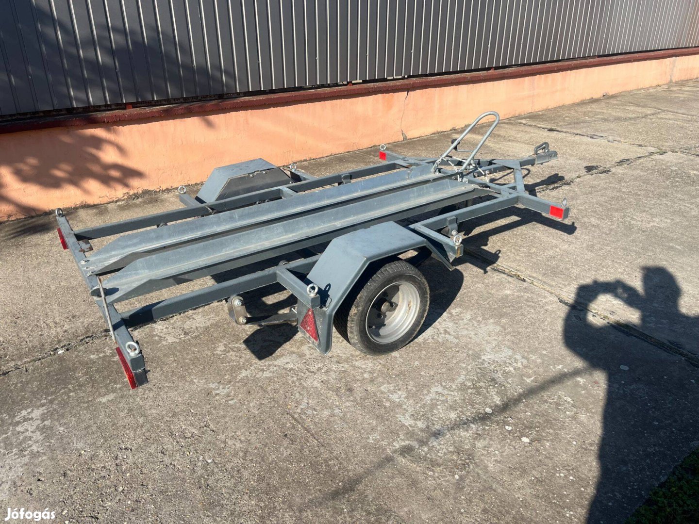 Eladó motorszállító utánfutó
