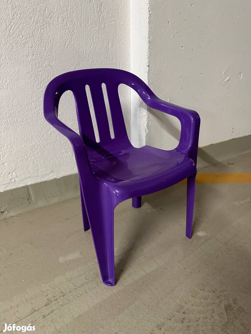 Eladó műanyag gyerek szék
