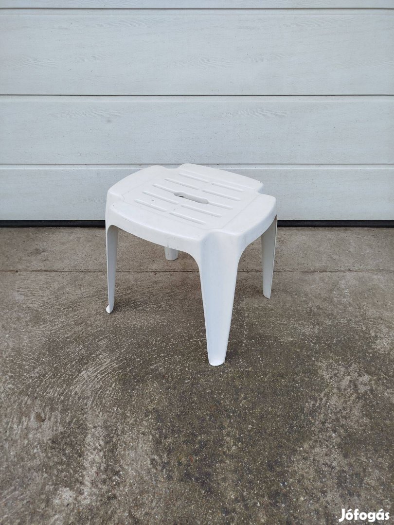 Eladó műanyag szék, puff