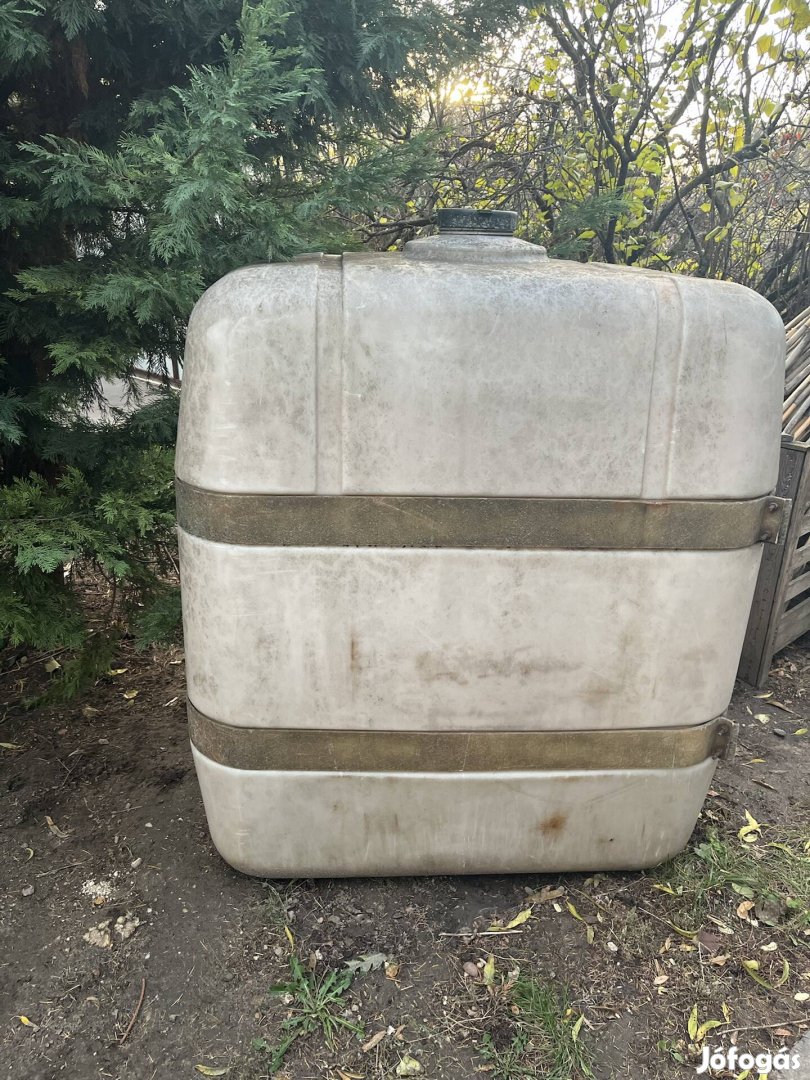 Eladó műanyag tartály