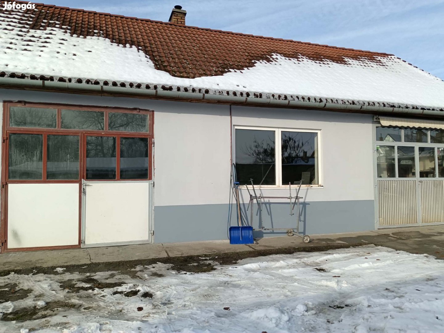 Eladó műhely, Taszár