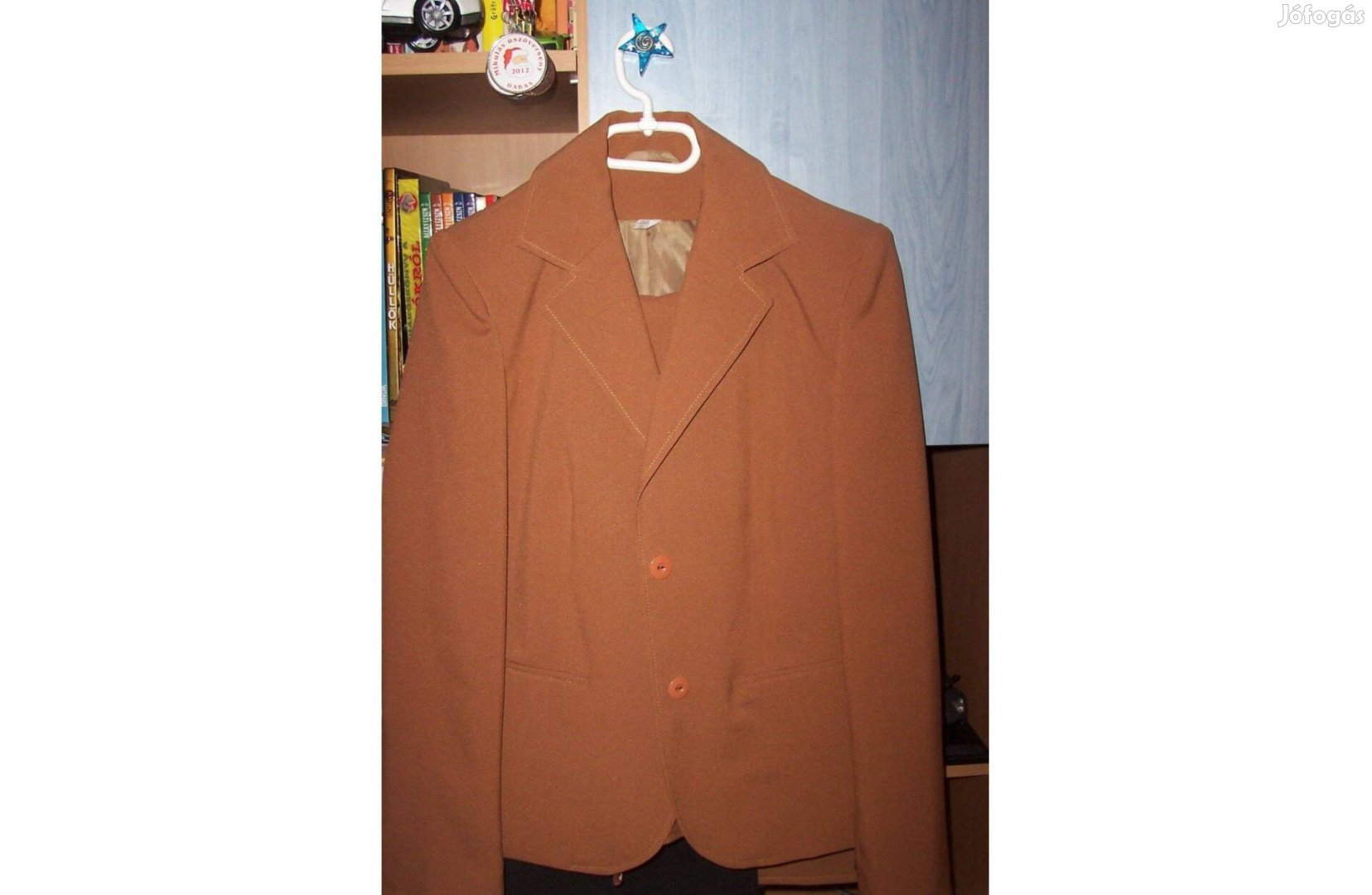 Eladó nadrágkosztüm