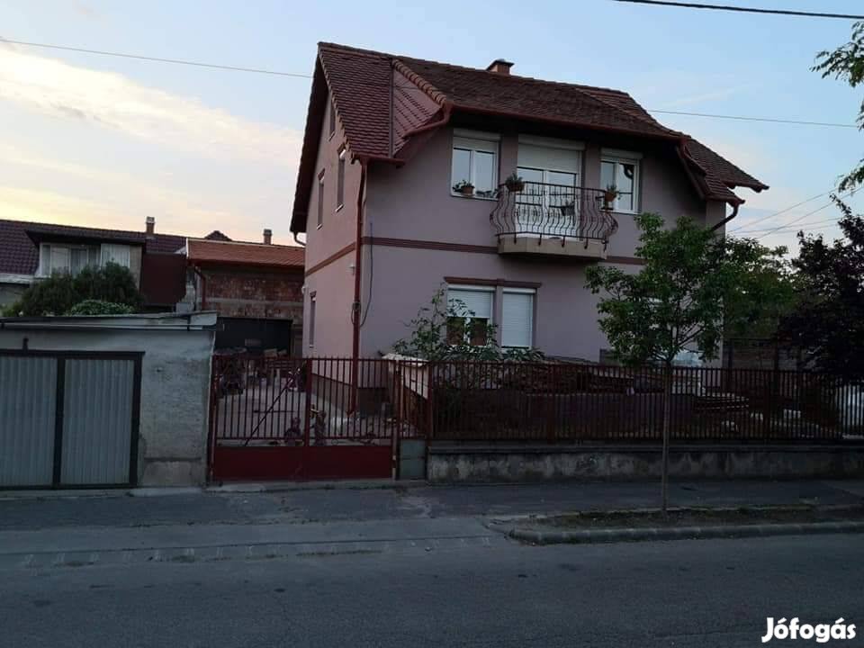 Eladó nagy családi ház