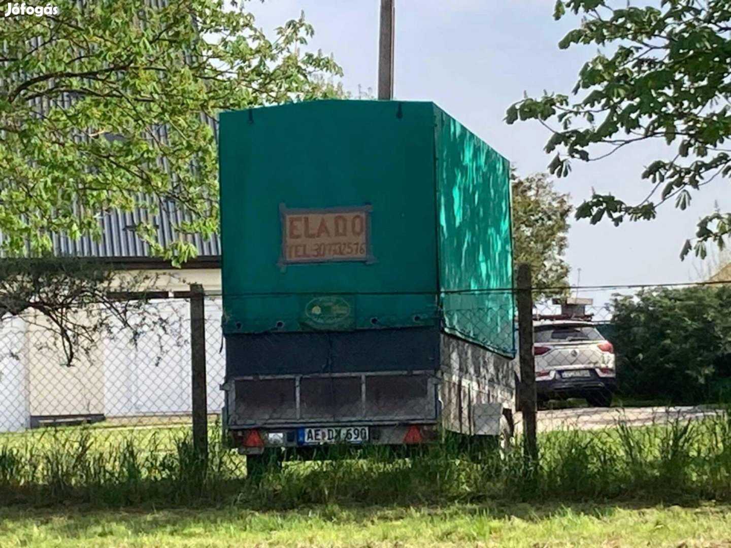 Eladó nagyméretű, masszív utánfutó ponyvával kihasználatlanság miatt!