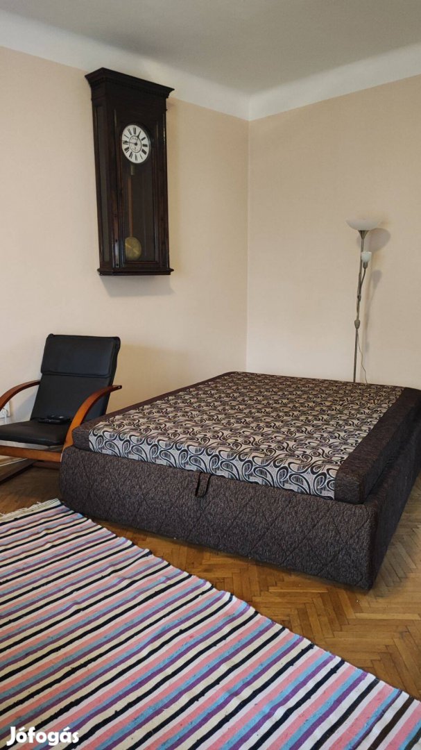 Eladó nagyméretű francia ágy, beépített betéttel