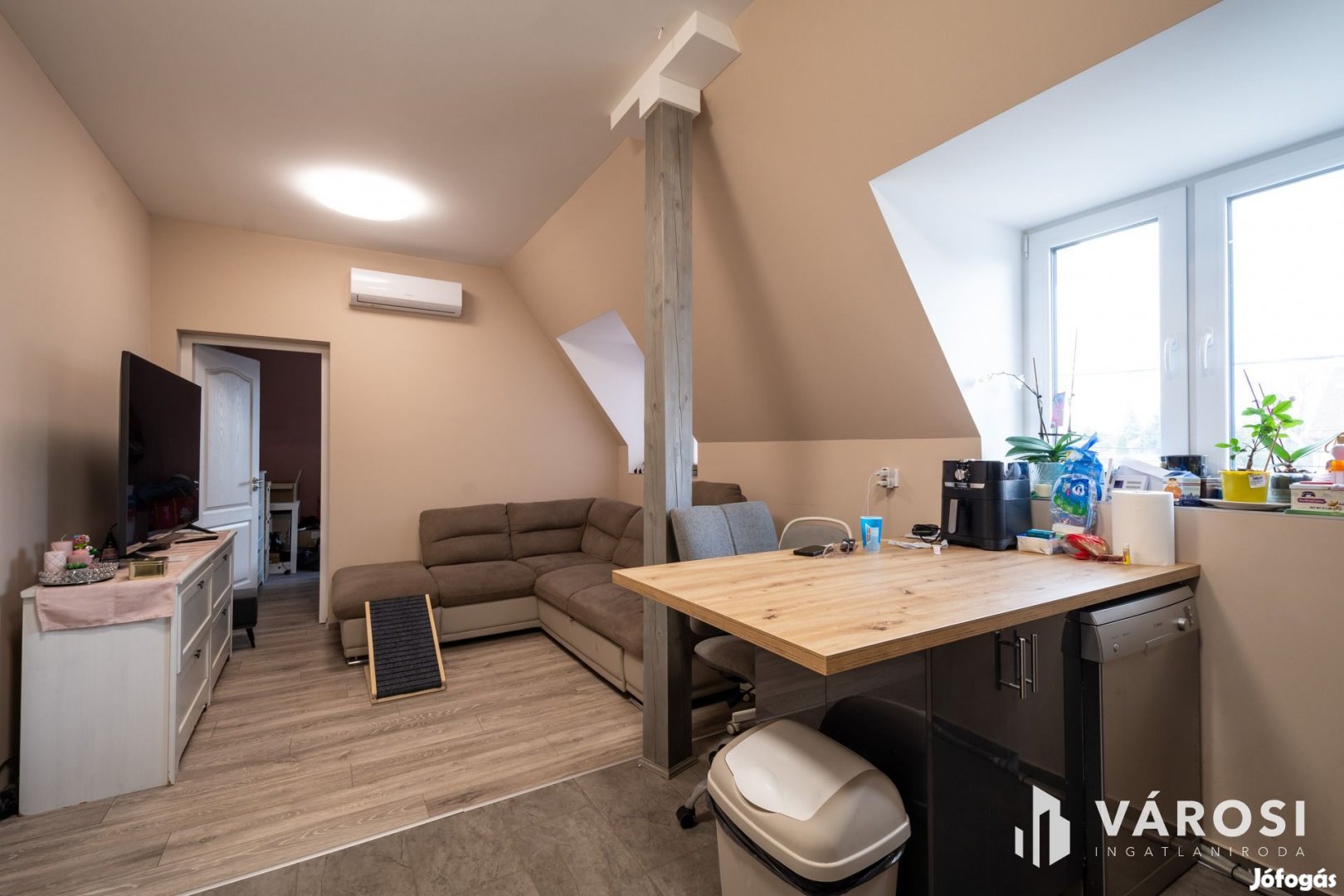 Eladó nappali 2 háló 2 autó beállós újszerű lakás Gödön