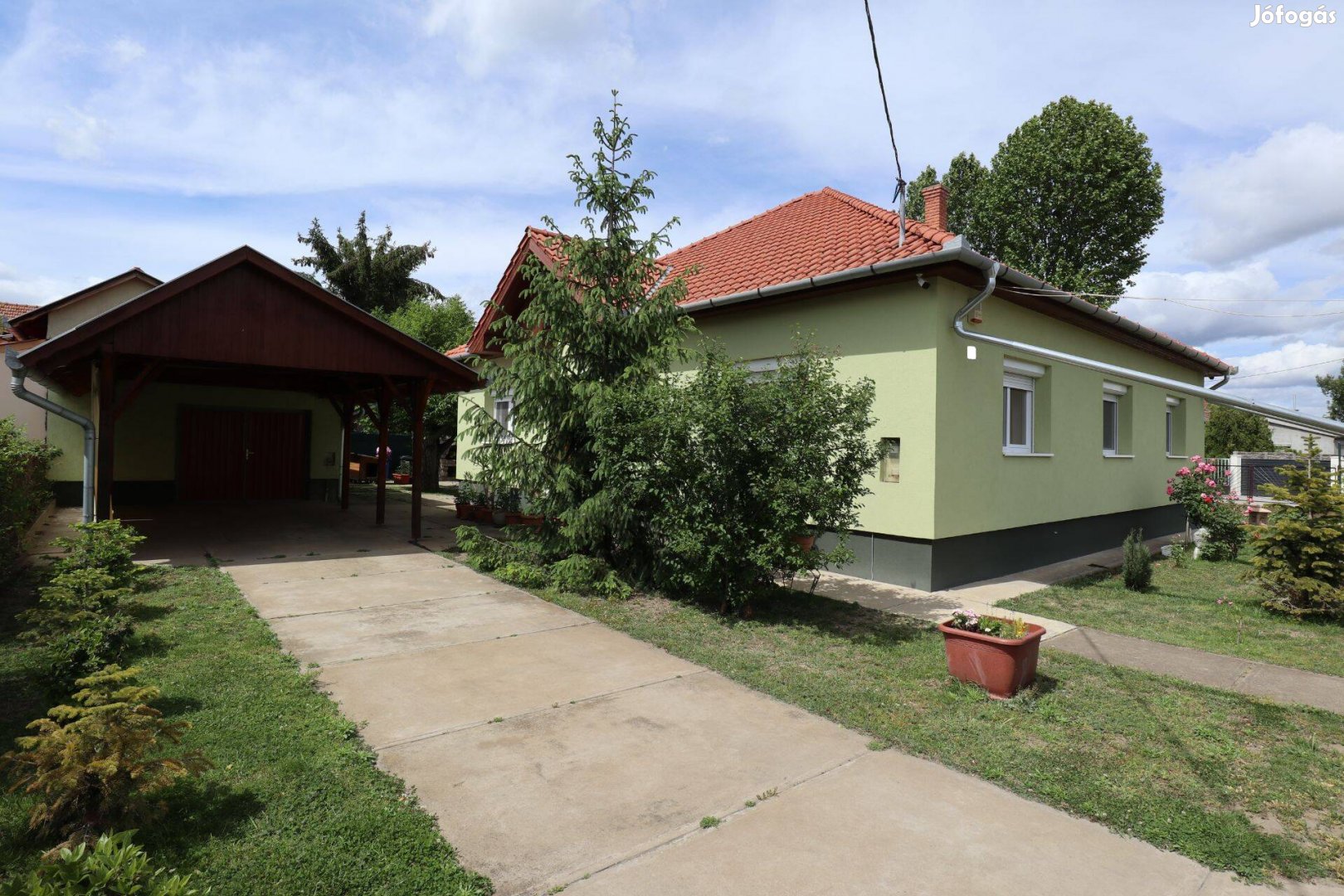 Eladó nappali + 4 szobás családi ház a Hunyadivárosban